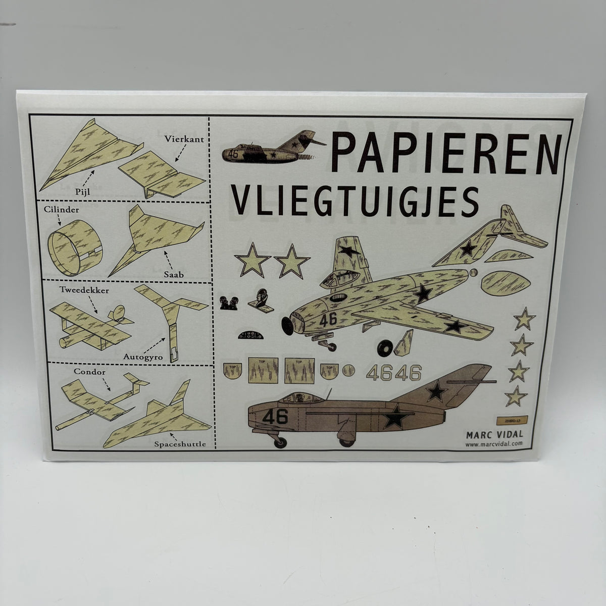 Papieren vliegtuigjes vouwen