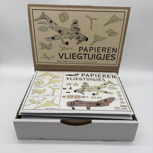 Papieren vliegtuigjes vouwen